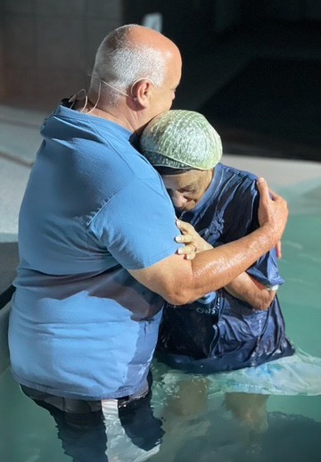 92歲的伊娜．坎貝爾-里德受洗。（圖／翻攝自FB@gfwestpalmbeach）